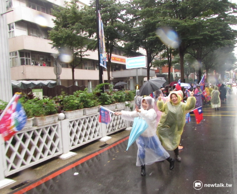 朱立倫車隊行經每個路口幾乎都可見到支持者身影，穿著雨衣興奮等待朱立倫到來。   圖：邱珮文/攝