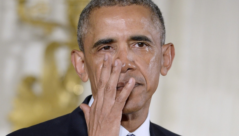 美國總統歐巴馬5日在白宮宣布新的槍枝管制行政命令，提到小學生變槍下亡魂時，激動落淚。   圖：達志影像/路透社