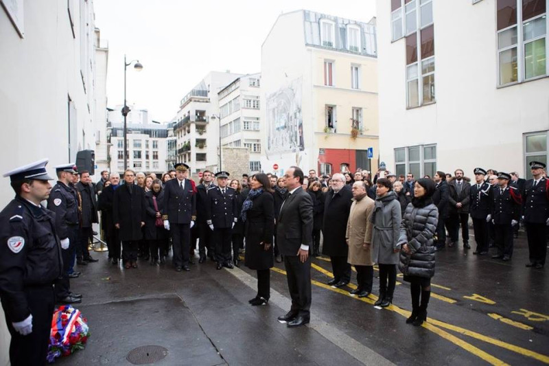 法國總統歐蘭德（中，戴眼鏡者）率員出席《查理周刊》遭受恐怖攻擊1周年紀念活動。   圖：翻攝《查理周刊》臉書/Petra Fleischmanová