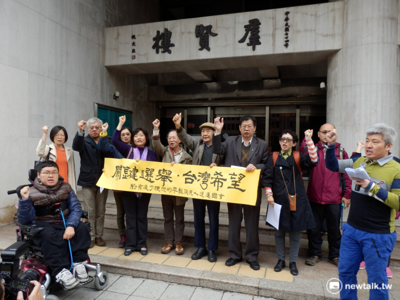 多個NGO代表7日上午到立法院前，呼籲選民支持第三勢力。   圖：符芳碩/攝
