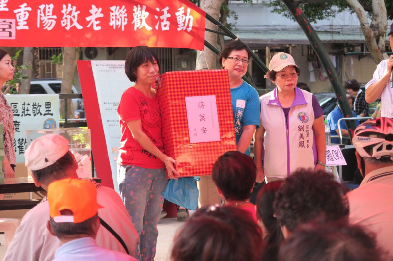蔣萬安松山區的辦公室主任諸葛芬於中秋聯歡活動以及重陽敬老聯歡活動上贈送禮品，遭民進黨指控賄選。   圖：潘建志辦公室提供   