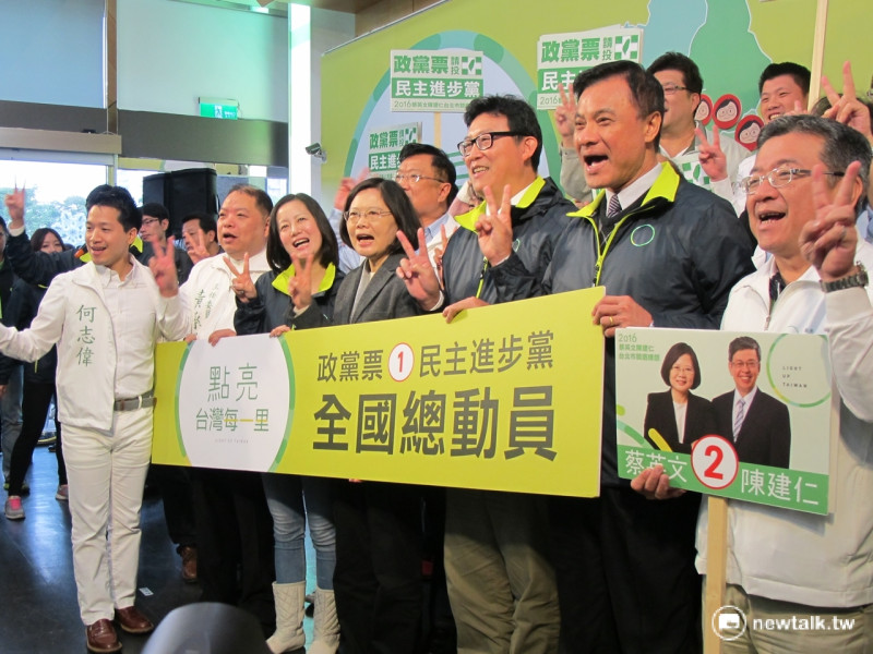 民進黨總統候選人蔡英文8日下達全國動員令，要點亮台灣每一里路。   圖：林朝億/攝