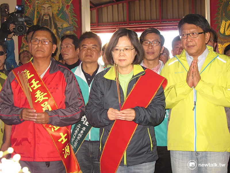 民進黨總統候選人蔡英文9日在故鄉楓港德隆宮上香、祈福。&nbsp;&nbsp;&nbsp;圖：林朝億/攝