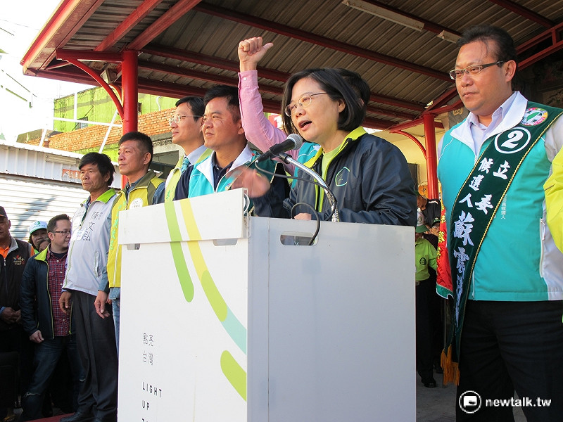 民進黨總統候選人蔡英文9日在故鄉楓港德隆宮前表示，要讓主席的故鄉變成總統的故鄉。&nbsp;&nbsp;&nbsp;圖：林朝億/攝