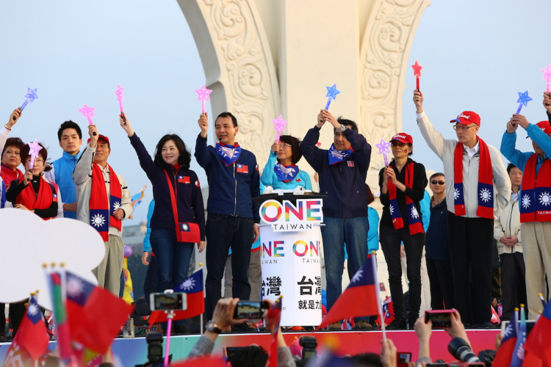 國民黨9日下午舉辦「為台灣安定而走，你就是力量」遊行活動，黨內大咖一同上台高舉星星形狀的棒子，點燃象徵團結的聖火，期盼1/16取得最終勝利。   圖：讀者提供
