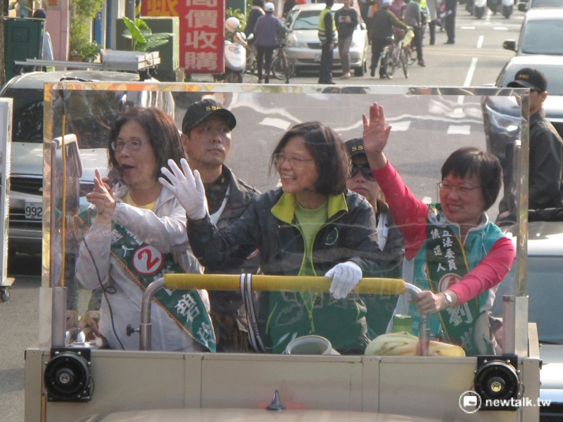 民進黨總統候選人蔡英文9日陪同劉世芳、管碧玲在高雄市掃街。   圖：林朝億/攝