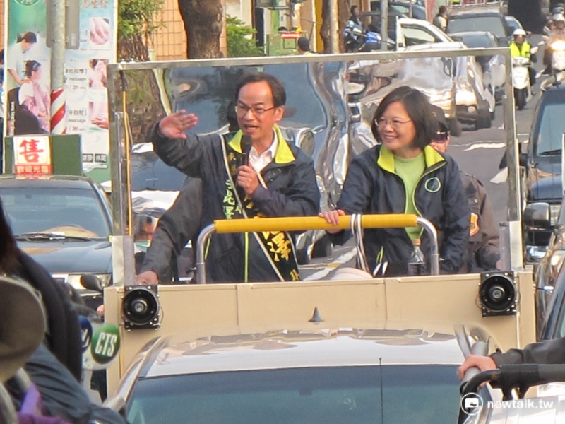 民進黨總統候選人蔡英文9日陪同立委李昆澤在高雄市掃街。   圖：林朝億/攝