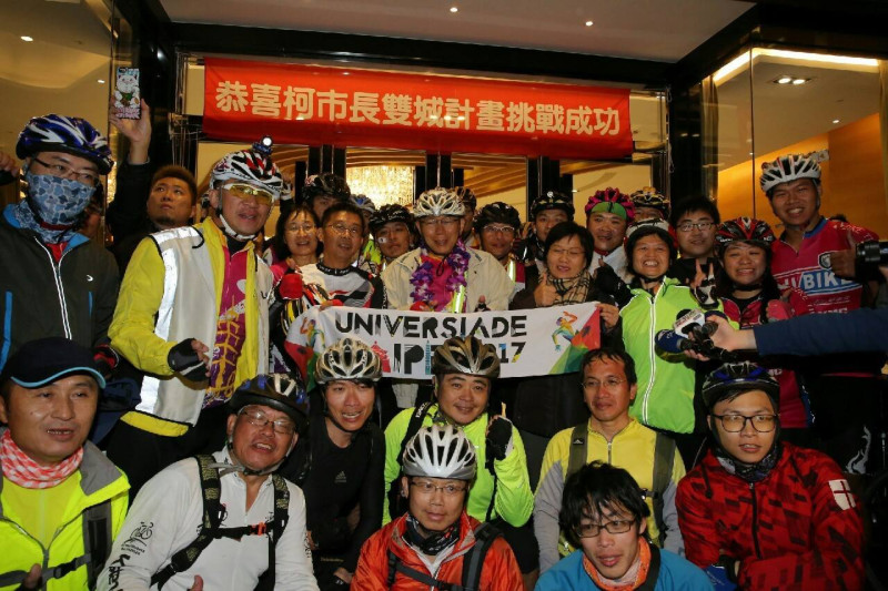 台北市長柯文哲9日凌晨5點起自台北關渡出發，騎著自行車挑戰台北至高雄的「一日雙城」，並在10日凌晨12點45分左右抵達。   圖：翻攝自柯文哲臉書