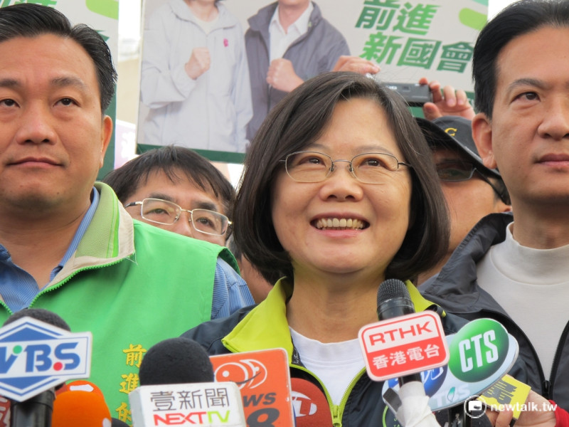 對於朱立倫也到台南來掃街，民進黨總統候選人蔡英文10日笑笑說，順其自然。   圖：林朝億/攝