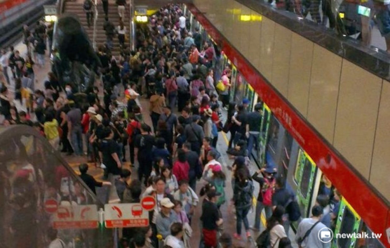 台北捷運公司表示，為配合31日台北市政府前廣場舉辦的跨年晚會活動，北捷循例連續42小時營運不收班，從31日上午6點起營運至2016年1月1日晚間12點。   圖：新頭殼資料照片
