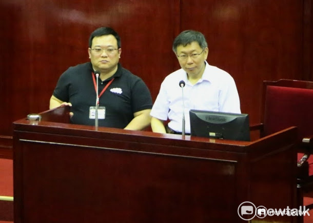 洪智坤（左）曾擔任台北市政府市政顧問及柯文哲的文膽。      圖：新頭殼資料照片