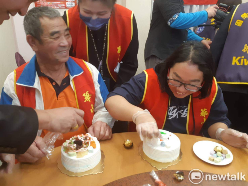 養女為養父親手做蛋糕，完成心願。   圖：蔡坤龍/攝