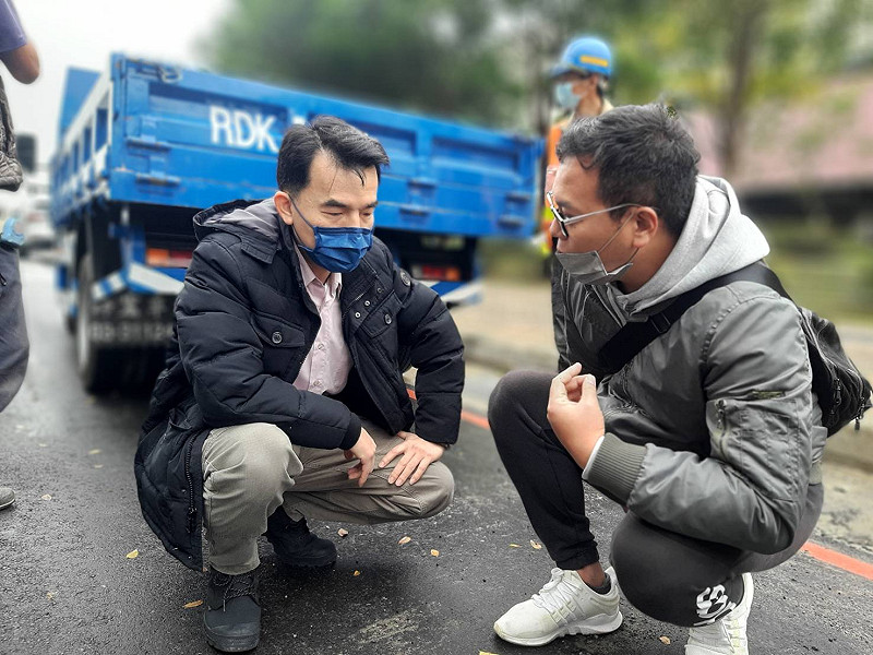 藍品畯(左)與廠商勘察損壞路段。   圖：林口區公所提供