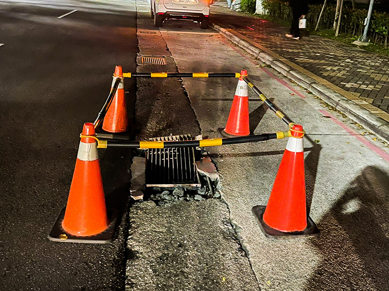 文化二路馬路拓寬時，未將道路側溝一併遷移。   圖：林口區公所提供