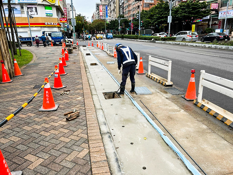 工程總計遷移三十六個側溝隔柵板。   圖：林口區公所提供