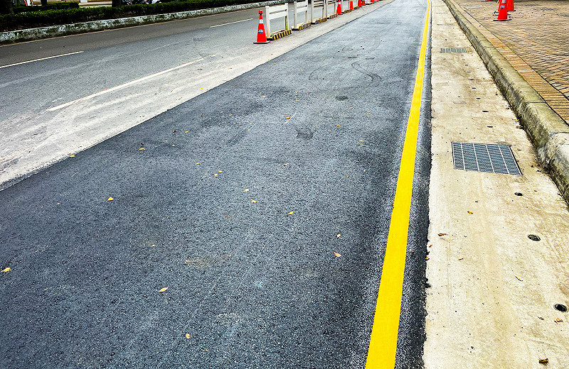 將側溝隔柵板由路中央遷移至道路最外側降低損壞率。   圖：林口區公所提供