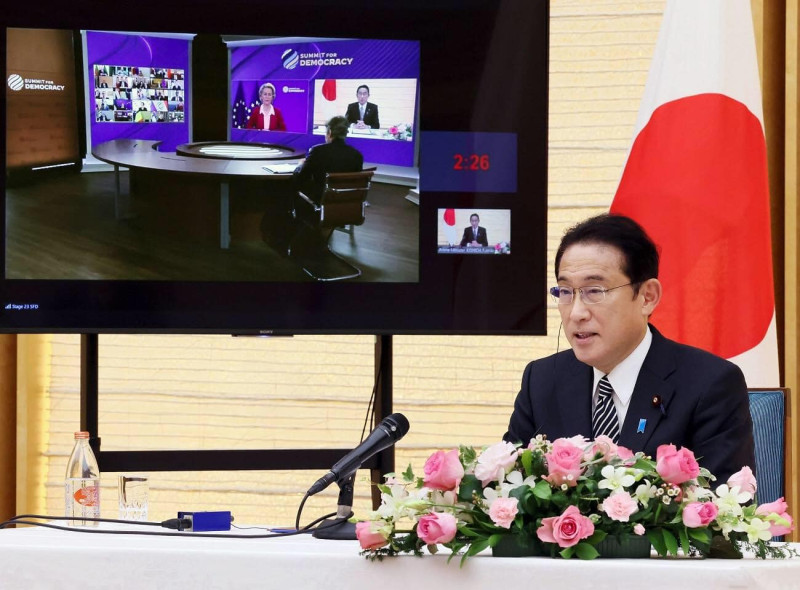 日本首相岸田文雄上月透過視訊，參加全球性的民主高峰會，與包括歐盟的馮德萊恩等多國領袖會談。   圖：翻攝自日本首相官邸臉書