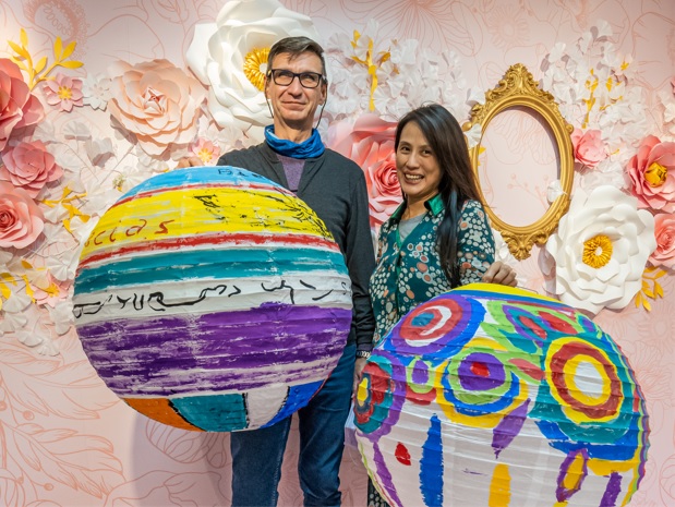 西班牙的Pascua與老婆Tina，將燈籠繪上鮮豔豐富的色彩。   圖：新北市民政局提供