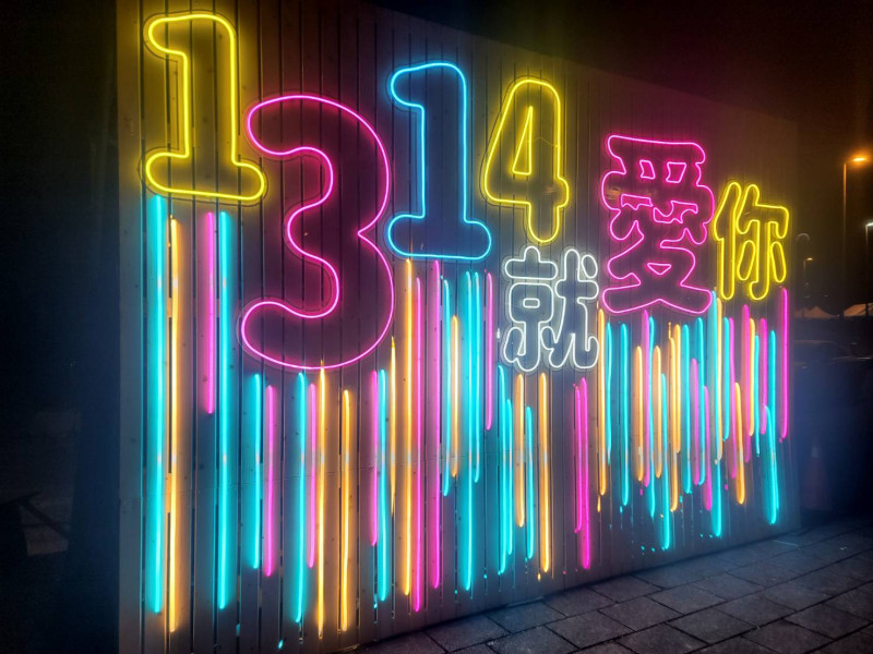 市府於淡水漁人碼頭設置超吸睛的氛圍裝置,邀請大家來淡水一同跨年。 圖:新北市文化局提供