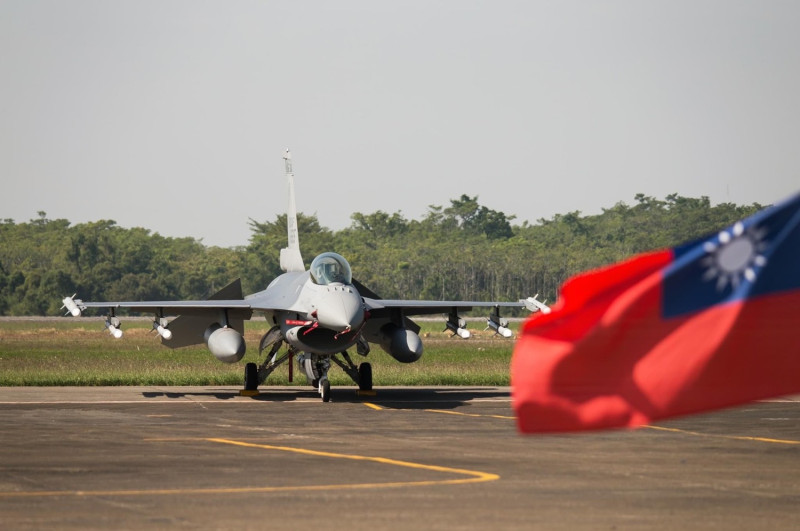 空軍司令部指出，因中共軍機近兩年來頻繁擾台，為維護領空安全，空軍戰備任務繁重，因此不支援2022年元旦戰機衝場任務，關注戰訓、戰備本務。   圖：擷取自中華民國空軍臉書