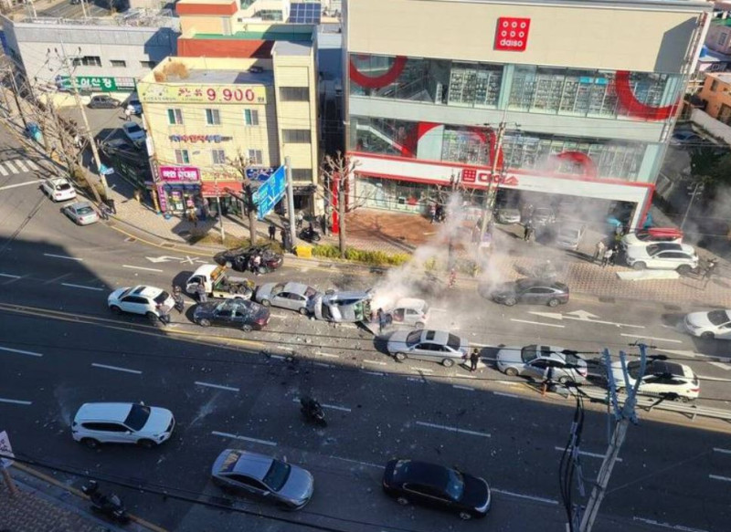 事故現場混亂，不少車輛遭波及。   圖：翻攝自推特