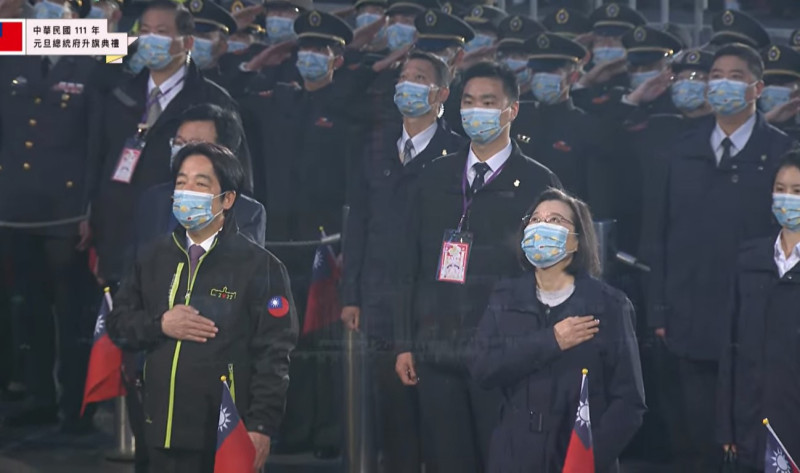 中華民國111年元旦總統府升旗典禮今(1)天清晨登場,蔡英文總統和副總統賴清德向國旗致意。 圖:總統府提供