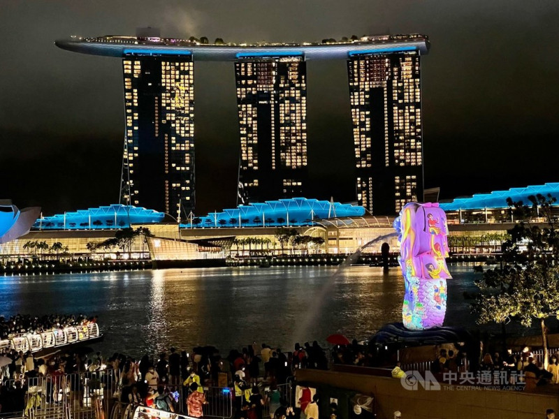 受疫情影響，新加坡濱海灣跨年煙火秀連2年取消，但這次依舊有色彩繽紛的燈光秀陪民眾跨年。   圖/中央社