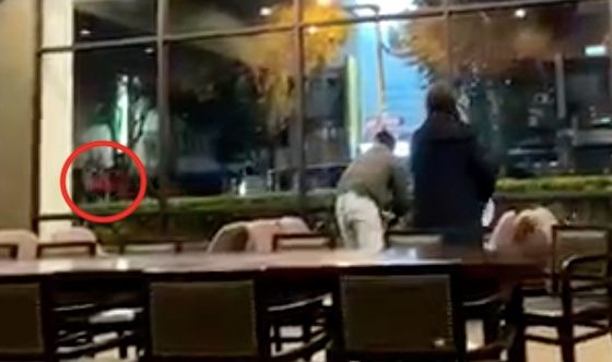▲台中北屯區中清路上一家連鎖咖啡店外，發生群眾鬥毆事件，有網友將當時影片傳上網，只見兩派人馬有人拿長刀砍人，另一派則拿「國旗」反擊。（圖／網友提供）   