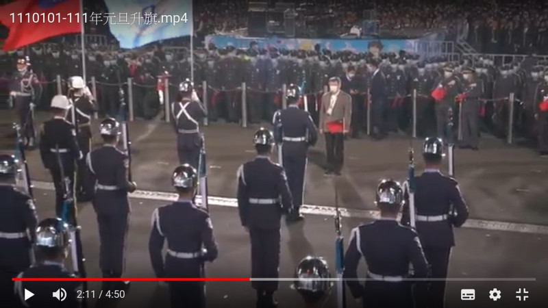 台北市長柯文哲出席總統府前元旦升旗，在貴賓區裡孤伶伶的一個人看三軍儀隊表演。   圖：翻拍台北市政府影片
