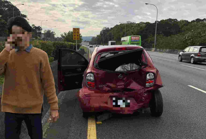 ▲國道1號南下苗栗銅鑼路段今（1）日發生一起追撞後肇逃事故，車主氣得報警且將事情分享在網路，引發熱議。（圖／翻攝自爆廢公社臉書）   