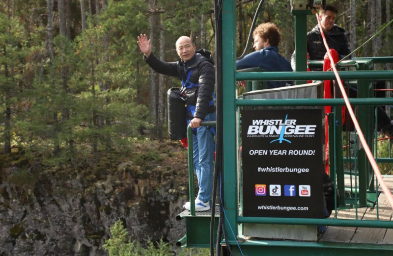 前高雄市長韓國瑜挑戰「極限運動」的高空彈跳 ，準備跳下之前跟攝影揮手。   圖 : 截取自韓國瑜臉書
