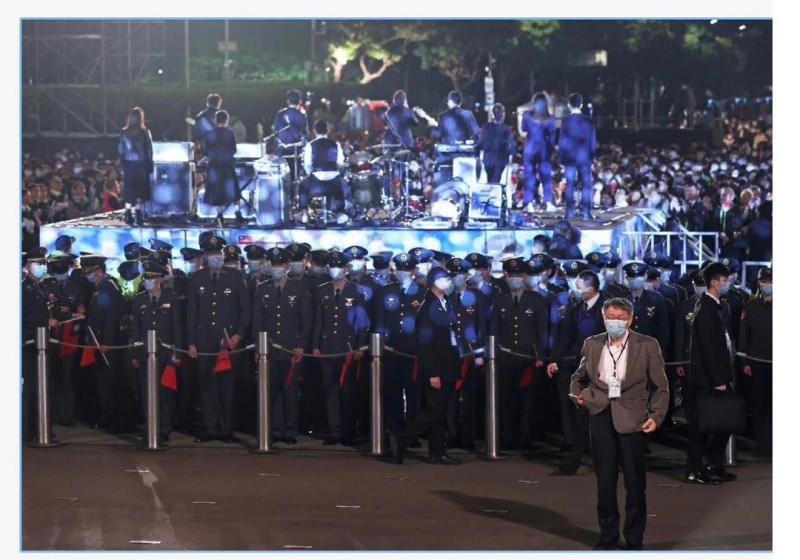 柯文哲獨自站在升旗典禮，蔡壁如稱他「被罰站」。   圖：翻攝自蔡壁如臉書