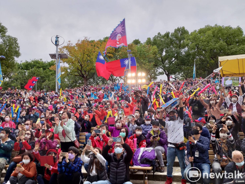 韓國瑜出場時，現場支持者情緒高亢。   圖：黃建豪/攝