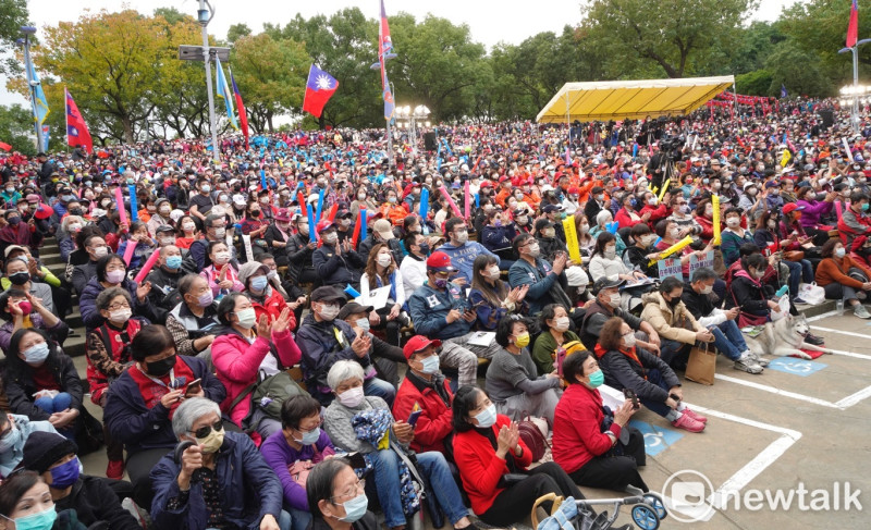 近萬名韓國瑜支持者擠爆大安森林公園音樂台。這是韓國瑜沉寂近兩年後首場大型的造勢活動，也顯見韓國瑜的號召能量不減。   圖：張良一/攝