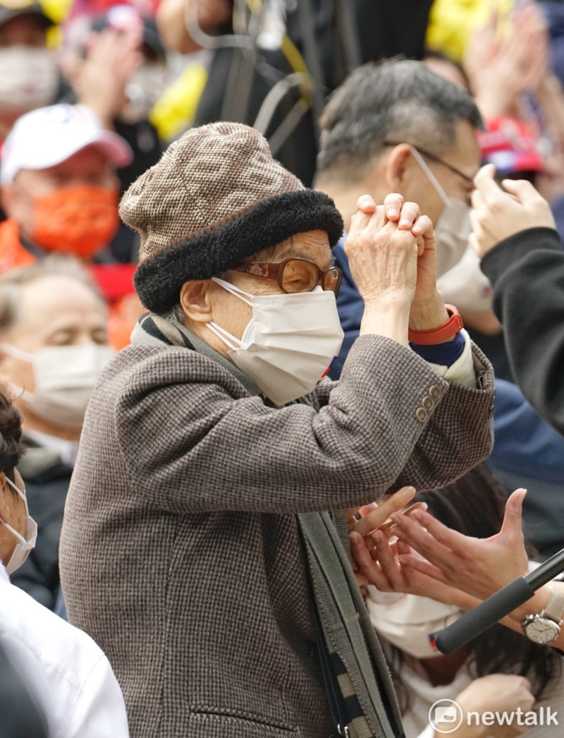 韓國瑜母親也現身新書發表會現場，並高舉雙手向民眾揮手致意。   圖：張良一/攝