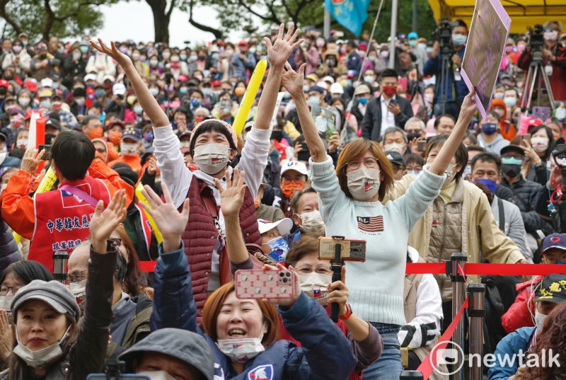 前高雄市長韓國瑜現身台北大安森林公園音樂台，讓韓粉們如癡如醉，猶如藝人的大型簽唱會。   圖：張良一/攝