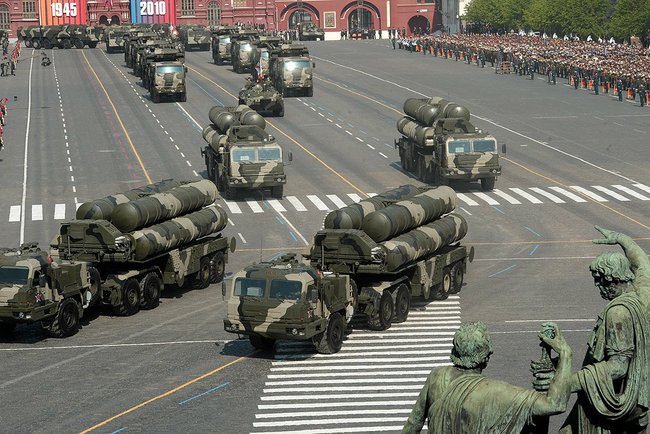 俄羅斯研製的S-400屬於遠程戰略戰術防禦地對空導彈系統，作戰範圍可達500公里。   圖：翻攝自維基網站
