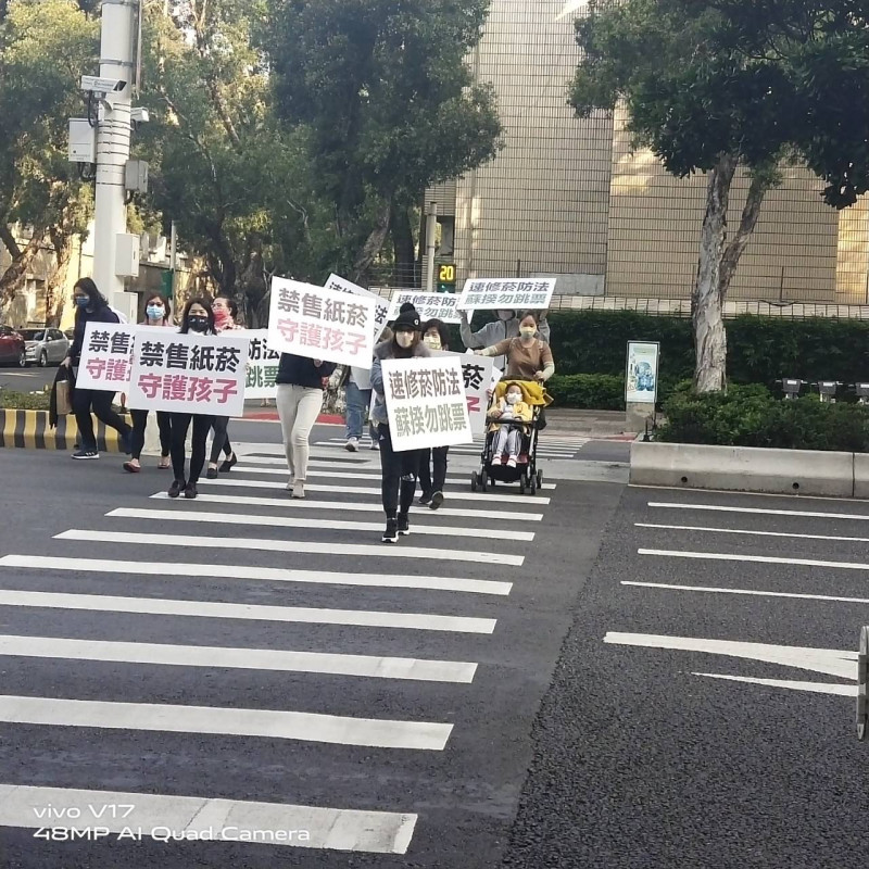 今（3）天有一位媽媽帶著年僅3歲的幼兒，一手推著嬰兒車、一手持陳情標語，和其他媽媽走上街頭，最為醒目。   圖：婦幼團體提供