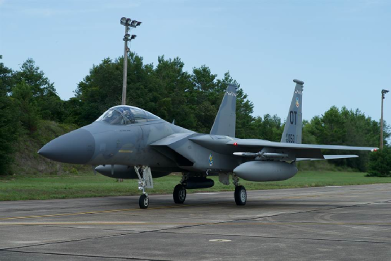 駐日美軍 16 日從沖繩嘉手納空軍基地派出了 F-15C 遠程戰鬥機執行任務。   圖：翻攝新華網 (資料照)