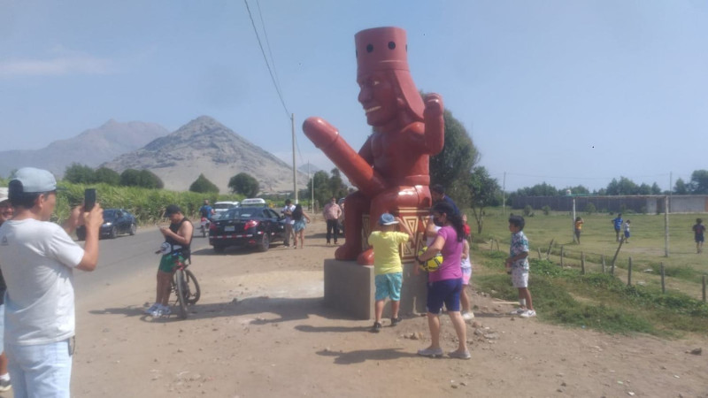 秘魯北部莫切市（Moche）在新年出現一座超大陽具雕像，許多人前往打卡朝聖。   圖:Municipalidad Distrital de Moche - MDM臉書