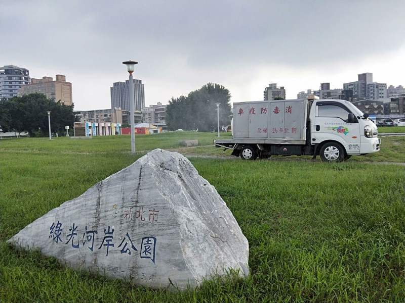 新北市動保處出動防疫消毒車至野鴿聚集地消毒。   圖：新北市動保處提供