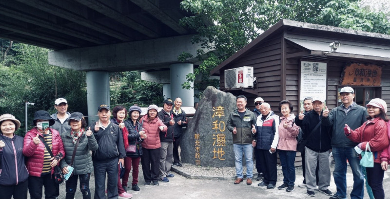 新北市議員張志豪(右排左一)及中和居民，今天參訪重新啟用的漳和溼地，讚歎園區內生態豐富。   翻攝張志豪臉書