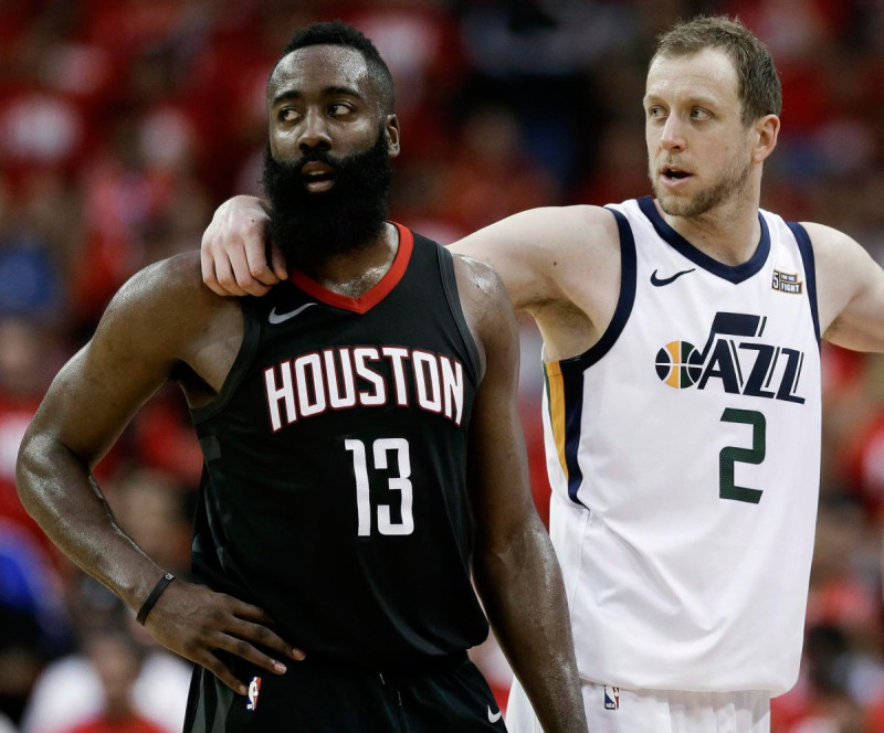 Joe Ingles(右)和James Harden(左)。   圖／美聯社／達致影像