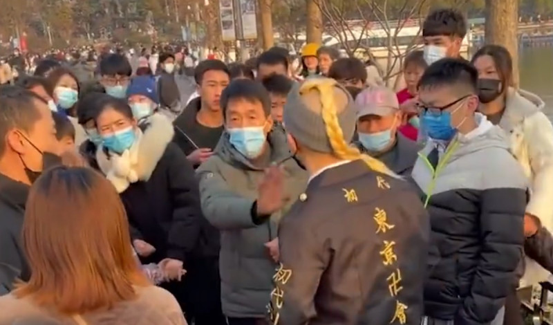 中國男子因cosplay《東京卍復仇者》角色遭民眾包圍並怒斥。   圖：翻攝自《澎湃新聞》