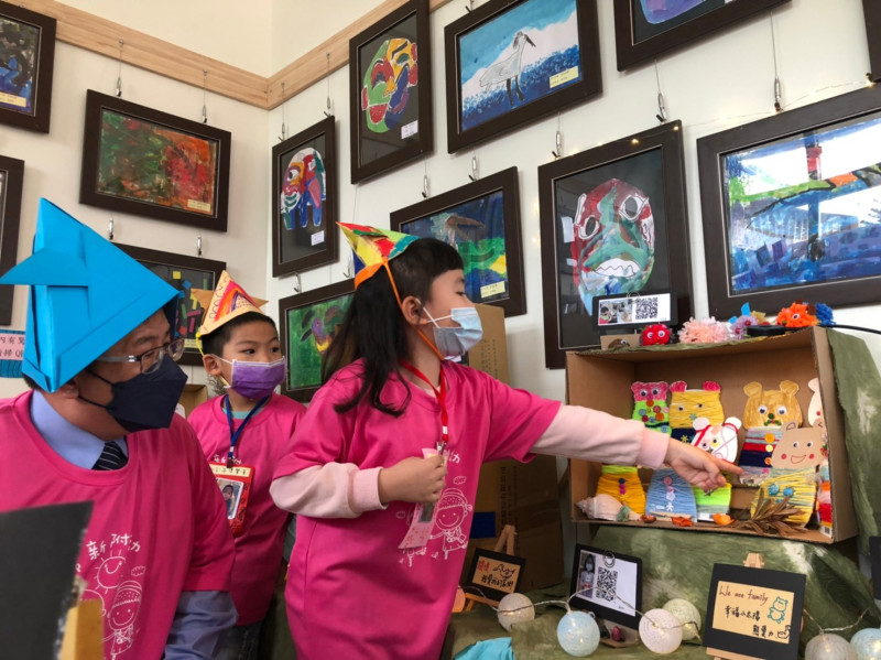 嘉縣布新國小附設幼兒園的學童化腐朽為神奇，將陳年儲物間變身成展覽廳。   圖：嘉義縣布新國小/提供