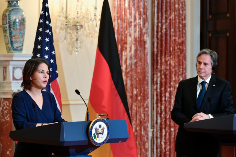 美國國務卿布林肯（右）與德國新任外長貝爾伯克（右）。   圖：達志影像／美聯社