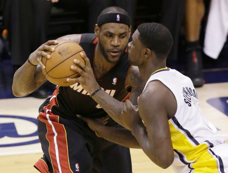 Lance Stephenson曾在防守LeBron James時在耳邊吹氣引起轟動，被冠上「吹耳哥」稱號。   圖：美聯社／達志影像