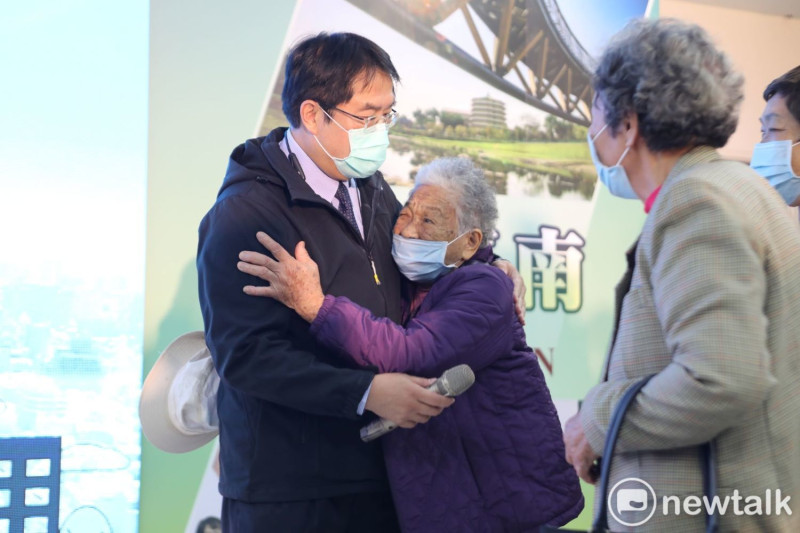台南市長黃偉哲重視老人福利，日前參加敬老活動時特別和長輩熱情擁抱。   圖：台南市政府 / 提供