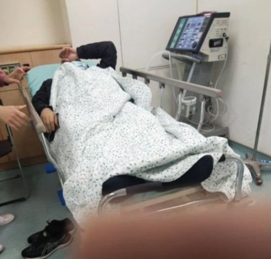 有網友爆料稱：「剛剛下午4點多陪阿罵到光田醫院，看到旁邊躺了一個人，我阿罵說他是冬瓜標」。   圖：翻攝Dcard