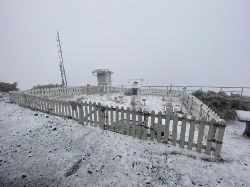 玉山今日降下冰霰與雪。   圖：中央氣象局／提供
